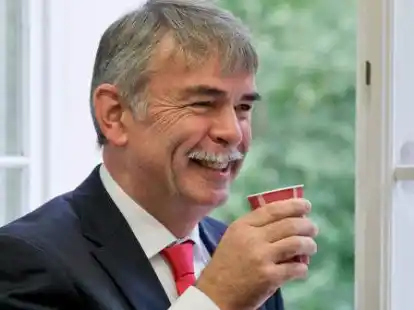 Siegesgewiss? Vor der Urteilsverk&uuml;ndung trinkt Gustl Mollath noch gut gelaunt einen Kaffee?