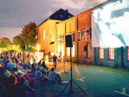 </p> <p>Stimmungsvoll: Am Sonnabendabend zeigten die Veranstalter vor der Bauwerk-Halle am Pferdemarkt neun besondere Animationsfilme.</p> <p>