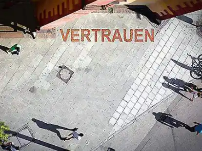 &bdquo;Vertrauen&ldquo; aus Ein-Cent-St&uuml;cken in Frankfurt. Die Aktion von K&uuml;nstler Ralf Kopp wird in Jever wiederholt.