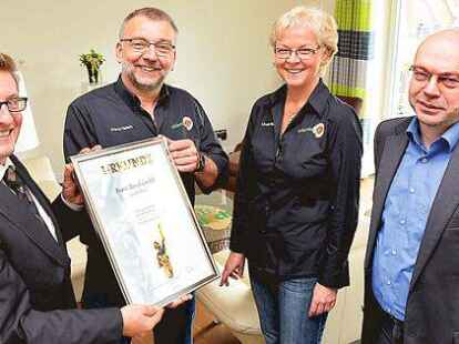 Mit einer Urkunde gratulierte (von links)  Detlef Kahrs am Mittwoch Franz und Ursula Reisch zum Erreichen der Juryliste. Erster Gratulant war Ralf Bickert, Gesch&auml;ftsf&uuml;hrer des Technologie-Zentrums Holzwirtschaft GmbH.