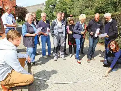 <p>Ausgemessen: Anwohner des Dorfringes und Heideweges in D&ouml;tlingen wollen nicht, dass der Dorfring verbreitert wird. Die Gemeinde plant den Ausbau.</p>