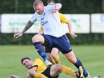 100-prozentige Einsatzbereitschaft: Der FCO (gelbes Trikot) gewann in B&uuml;mmerstede 4:2.