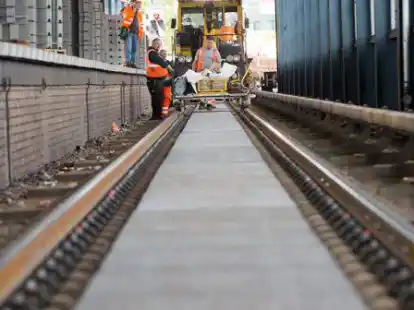 Bei den Tarifverhandlungen der Bahn ist keine Ann&auml;herung in Sicht. Das Symbolbild zeigt Bahnarbeiten im Bahnhof der Jannowitzbr&uuml;cke in Berlin.