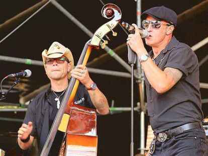 <p>&bdquo;The Smashing Piccadillys & Andy Lee&ldquo; heizten dem Publikum ein.</p>