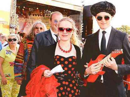 <p>Einen roten Teppich auslegen k&ouml;nnen viele, einen Zebrastreifen im Beatles-LP-Style von &bdquo;Abbey Road&ldquo; pr&auml;sentieren konnte Cloppenburg. </p>