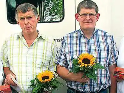 Petra Oltmann (l.) und Stefanie Menke (r.) bedankten sich bei  Martin Willenborg und  Reinhold Willenborg.