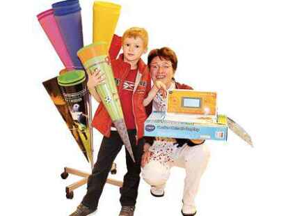 <p>Die Fu&szlig;ballschult&uuml;te geh&ouml;rt zu seinen Favoriten: Der kleine Ben Heimermann freut sich auf seine Einschulung. Wiebke Lenzschau zeigt einen  der Lerncomputer.  </p>