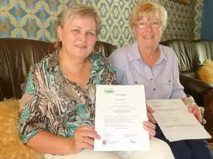 Mittlerin zwischen den Kulturen:   Natalie Bletsch (links) ist interkulturelle Pflegelotsin. Ingrid Wilkens (rechts) hat den Kursus ebenfalls absolviert.