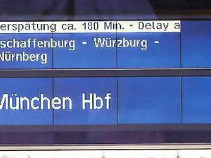 Warnstreik mit Folgen: 180 Minuten Versp&auml;tung wurden  am Montagabend  im Hauptbahnhof in Frankfurt kurz vor Warnstreikbeginn   f&uuml;r den ICE nach M&uuml;nchen angezeigt.