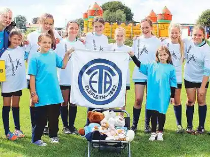 Dem  erfolgreichen Team geh&ouml;ren (von links)  Trainerin Michelle Arndt, Kim Jansen, Laura Kauschmann, Beke Beuth, Valeria Schwab, Nele Angermann, Annkathrin den Dulk, Lea Schulz, Melina H&ouml;lting und Trainer Johann Driefholt an.