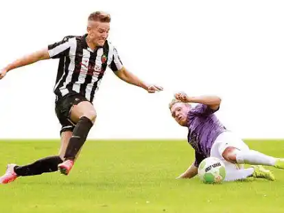 Umk&auml;mpft: Der FC Medya (in Schwarz-Wei&szlig;) gewann bei SV Eintracht 2:0.