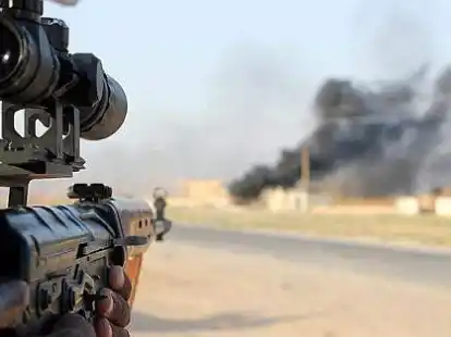 Bei Bagdad liefern sich IS-Terroristen und schiitische K&auml;mpfer heftige Gefechte.