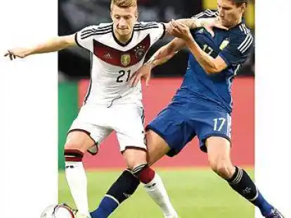 <p>                Erwartet eine Steigerung im spielerischen Bereich: Marco Reus (links), hier gegen Argentiniens  Federico Fernandez       </p>