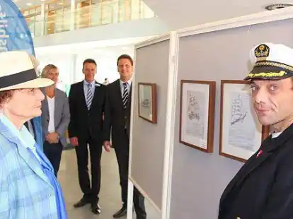 Neue Ausstellung: Knud Behrens (rechts) zeigt den G&auml;sten seine Bleistiftarbeiten in der LzO-Filiale.