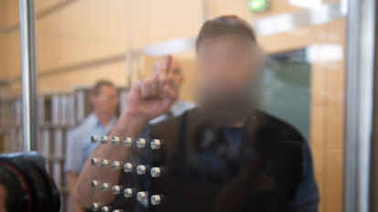 Der Angeklagte Enea B. ist ebenfalls angeklagt.