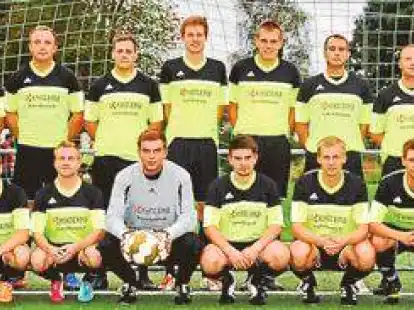 Die SG Gro&szlig;enmeer/Bardenfleth in der Saison 2013/2014 mit (vorne, von links) Lars L&uuml;bben, Jonas Damke, Eike Gillhaus, Lars Kalf, Benjamin L&uuml;bben, Frithjof Allmers, Dustin Schindler-Zaspel, S&ouml;nke Heinemann, Henning Bunjes, Christoph von Minden, Timo Oberl&auml;nder, Betreuer Heiko Oberl&auml;nder, (hinten, von links) Co-Trainer Wolfgang B&uuml;ttner, Stefan Oberl&auml;nder, Sven Oberl&auml;nder, Hendrik von H&auml;fen, Steffen Gebken, Gerrit St&ouml;ver, Leon Kr&uuml;ger, Torben Bunjes, Markus Lemcke, Maik Oberl&auml;nder, Martin Menke, Sven Oltmanns und Trainer Uwe Zaspel.