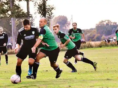Den kleinen, aber entscheidenden Tick besser waren die Fu&szlig;baller des ESV Nordenham (schwarze Trikots) im Kreispokalspiel beim SV Phiesewarden. Die klassenh&ouml;here Eintracht gewann die torreiche Partie mit 4:3.