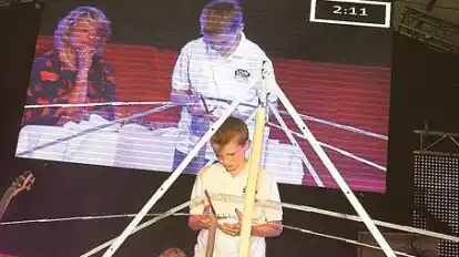 Jannis Oltmann aus B&ouml;sel schaffte es, Zollstock-Figuren an einem Kugelschreiber zu befestigen und diese auf die Kugelschreiber-Mine zu stellen.