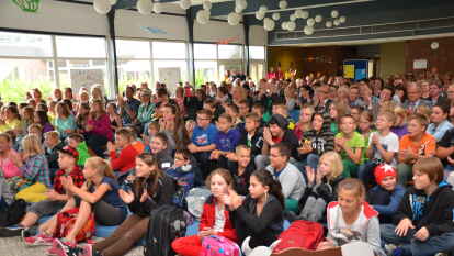 Mit Vorf&uuml;hrungen, Mitmachspielen, Musik und Theaterspielen wurde die Integrierte Gesamtschule Friesland-S&uuml;d in Zetel er&ouml;ffnet.