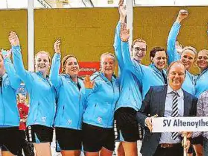 B&uuml;rgermeister Johann Wimberg (links) und SVA-Vorsitzender Ludger Tholen waren stolz, dem SV Altenoythe zum Gewinn der Deutschen  Vize-Meisterschaft im V&ouml;lkerball gratulieren zu k&ouml;nnen.