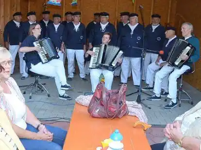 Musikalisch an die Waterkant: Der  Oldenburger Seemannschor  hatte maritime Lieder mitgebracht.