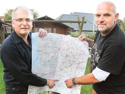 Frank Linke (links) und Heiner Meinerling von der Kolpingfamilie B&ouml;sel starten an diesem Sonnabend gemeinsam mit sechs weiteren Kolpingern nach Litauen. Zum 16. Mal findet der Transport in diesem Jahr statt.