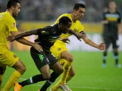 M&ouml;nchengladbachs Ibrahima Traore (Mitte) im Zweikampf um den Ball mit Villarreals Mario Gaspar (links) und Bruno Soriano (rechts).