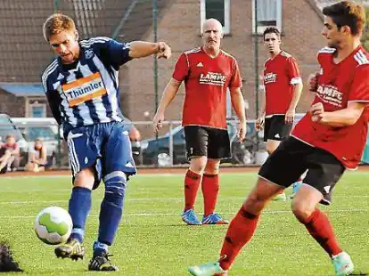 Wirbelten nur Staub auf: Gro&szlig;enmeers Fu&szlig;baller (am Ball) verloren das Pokalspiel in Berne mit 0:2.