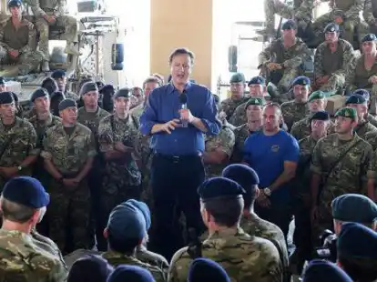 Der britische Premierminister David Cameron spricht zu seinen Soldaten.