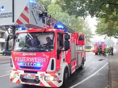 Cloppenburger Stra&szlig;e: Mit mehreren Fahrzeugen war die Feuerwehr am Donnerstag im Einsatz.