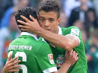 Werders Torsch&uuml;tze zum 1:1 Franco diSanto (r) bedankt sich beim Passgeber Zlatko Junuzovic.