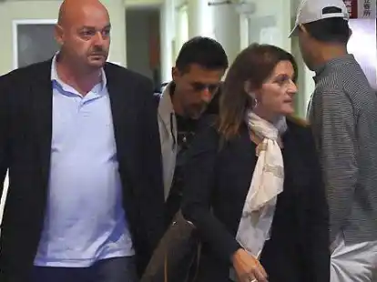 Sorgenvolle Eltern: Philippe und Christine Bianchi verlassen am Dienstag die Klinik in Yokkaichi. Ihr Sohn Jules liegt nach seinem Unfall auf der Intensivstation.