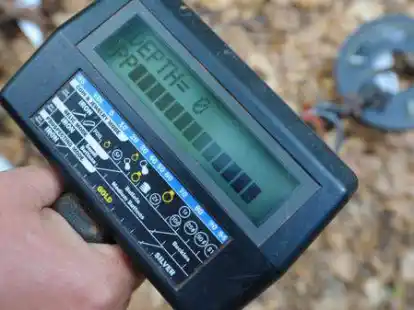 Mit einem Metalldetektor entdeckte der Rentner den Wikingerschatz.