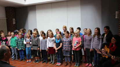 Die Plattd&uuml;&uuml;tsche Week 2014 in ist er&ouml;ffnet: Im Ganderkeseer Rathaus gab B&uuml;rgermeisterin Alice-Geerken Klaas am Sonntagvormittag den Startschuss zu einer mit Comedy, Theater, Lesungen, Vorlesewettbewerben und vielem mehr gespickten Aktionswoche. Musikalisch begleitet wurde die Feier von Kindern aus der Grundschule Lange Stra&szlig;e. Zum ersten Mal wurde bei der Er&ouml;ffnungsveranstaltung ein Preis f&uuml;r au&szlig;ergew&auml;hnliches Engagement f&uuml;r die plattdeutsche Sprache vergeben - der Platt-Ganter. &Uuml;ber die Auszeichnung durfte sich diesmal der in Falkenburg aufgewachsene TV-Moderator Yared Dibaba freuen. Im Anschluss unterhielt der schleswig-hosteinische Comedian Jens Wagner die rund 80 G&auml;ste im Lichthof des Ganderkeseer Rathauses mit am&uuml;santen Geschichten aus seinem Familienleben.