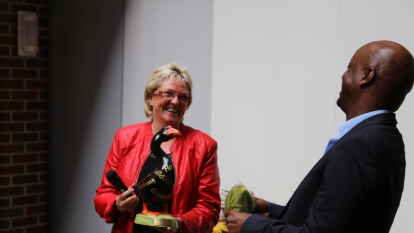 Die Plattd&uuml;&uuml;tsche Week 2014 in ist er&ouml;ffnet: Im Ganderkeseer Rathaus gab B&uuml;rgermeisterin Alice-Geerken Klaas am Sonntagvormittag den Startschuss zu einer mit Comedy, Theater, Lesungen, Vorlesewettbewerben und vielem mehr gespickten Aktionswoche. Musikalisch begleitet wurde die Feier von Kindern aus der Grundschule Lange Stra&szlig;e. Zum ersten Mal wurde bei der Er&ouml;ffnungsveranstaltung ein Preis f&uuml;r au&szlig;ergew&auml;hnliches Engagement f&uuml;r die plattdeutsche Sprache vergeben - der Platt-Ganter. &Uuml;ber die Auszeichnung durfte sich diesmal der in Falkenburg aufgewachsene TV-Moderator Yared Dibaba freuen. Im Anschluss unterhielt der schleswig-hosteinische Comedian Jens Wagner die rund 80 G&auml;ste im Lichthof des Ganderkeseer Rathauses mit am&uuml;santen Geschichten aus seinem Familienleben.