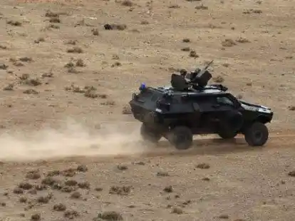 T&uuml;rkisches Milit&auml;r an der syrischen Grenze bei Kobane.