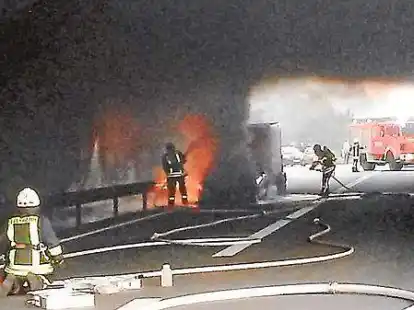 Gef&auml;hrliches Verkehrshindernis: Ein Auto brannte am Sonnabendabend auf der A&thinsp;28 v&ouml;llig aus.