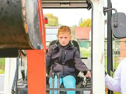 Volle Konzentration: Nele (8) macht mit Hilfe von Hergen Ammermann  ihr &bdquo;Baggerdiplom&ldquo;.