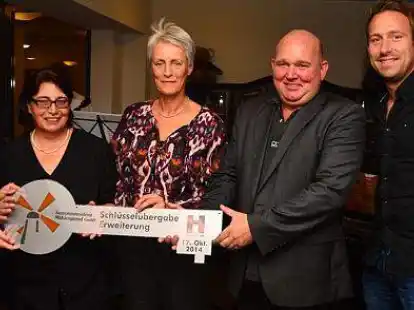 <p>Freuten sich &uuml;ber die Fertigstellung des Erweiterungsbaus (von links): Marcella Bahrke-Napierski, Heidi Bahrke, Sabine Weber, Gerald Hoppmann und Dennis Evers. Damit verf&uuml;gt die Seniorenresidenz &bdquo;M&uuml;hlengrund&ldquo; nun auch &uuml;ber weitere 16 Einzelzimmer.</p>