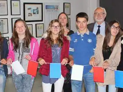 Gruppenbild mit  Cathy Dutey, Soline Jeantet, Orlane Senger, Alix Lefort, Capucine Galland, C&eacute;line Milard (Schulleiterin College Lauriers), Edouard Pineau, G&uuml;nter Mertins, C&eacute;sarine Martin, Lola Echard, In&egrave;s Pelloquin und Aur&eacute;lie Pineau (von links).
