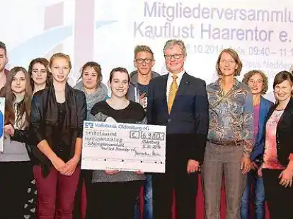 Gl&uuml;ckwunsch an die Macher der &bdquo;Sch&uuml;lergenossenschaft  Haarentor&ldquo;: Volksbank-Vorstand Reinhard Nannemann (vorn Mitte) &uuml;berreichte den Scheck &uuml;ber 6980 Euro mit Claus Petras (TeamBank) auf der Mitgliederversammlung.