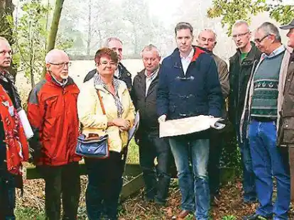 <p>Machten sich ein Bild von der Situation vor Ort: FDP-Fraktionsvorsitzender Christian D&uuml;rr (Mitte) und Vertreter der Huder FDP sowie des Ortslandvolkverbandes </p>