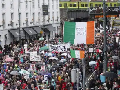 Tausende Demonstranten zogen am Sonnabend durch Dublin.
