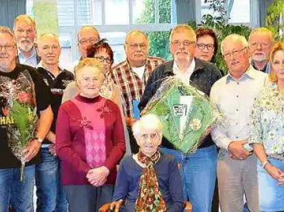 Der Vorstand der Turn- und Sportgemeinschaft Burhave  &ndash; ganz links der 1. Vorsitzende Gerd Timmermann &ndash; hatte Jubilare und verdiente Sportler zu einer Ehrung in den Butjadinger Hof eingeladen.
