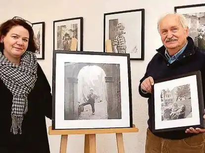 Teilen Kindheitserinnerungen: Inhaberin Babette Schumacher und Fotograf Jochen Stoss freuen sich auch die Ausstellung 