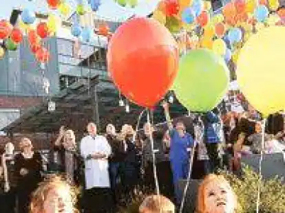Gru&szlig; an  die Fr&uuml;hgeborenen (von links):  Auch Finnja (4), Levi (2) und Zoe (4) lassen mit dem Klinik-Team Luftballons mit guten W&uuml;nschen f&uuml;r die kleinen Babys auf der Neointensiv-Station steigen.