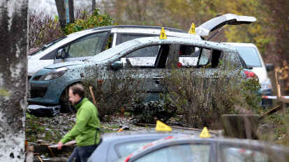 Nach der Explosion untersuchen Experten des LKA die Ungl&uuml;cksstelle.