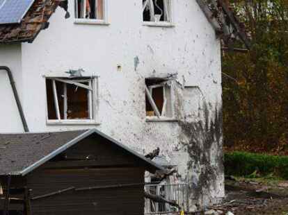 Mehrere H&auml;user und mehrere Autos wurden in dem Wohngebiet in Homberg (Ohm) besch&auml;digt.
