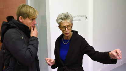 K&uuml;nstler Gregor Schneider (links) spricht mit Ausstellungskuratorin Anda Rottenberg.