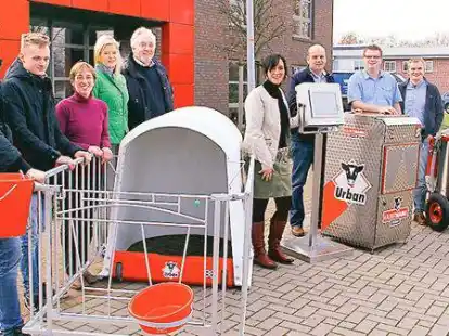 Gewinn&uuml;bergabe bei Firma Urban: Hannes Warncke (von links), Felix Kiewitt, B&auml;rbel Rosenbrock, Ute Th&uuml;mler, Helmut Urban, Nicole Urban-Sprock, Thomas Sprock, Thomas Fangmeyer und Rainer Cassebaum.